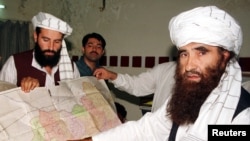 Jaloliddin Haqqoniy (o'ngda) o'g'li Nasriddin Haqqoniy bilan. 19-oktabr, 2001-yil.