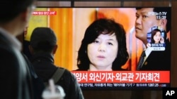 Para pengunjung menyaksikan siaran berita televisi yang menampilkan Wakil Menteri Luar Negeri Korea Utara Choe Son Hui, di Stasiun Kereta Seoul, 15 Maret 2019. (Foto: AP)