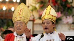 Uskup Shanghai dukungan pemerintah Tiongkok, Aloysius Jin Luxian (kiri) didampingi Wakil Uskup Joseph Xing Wenzhi (foto: dok.). Tiongkok menahbiskan sendiri uskup-uskup gereja Katholik tanpa restu dari Vatkan.