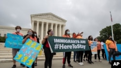 Para pelajar penerima status Deferred Action for Childhood Arrivals (DACA) di depan Mahkamah Agung AS, 18 Juni 2020.