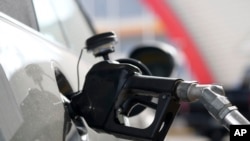 Un automovilista llena el tanque de gasolina de un vehículo en una estación de Shell, el sábado 6 de agosto de 2022 en Commerce City, Colorado (AP/David Zalubowski)