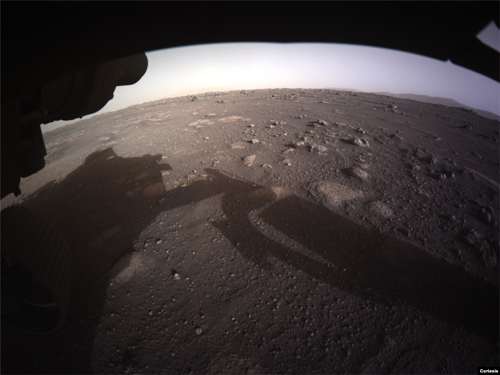 Esta es la primera imagen en color de alta resolución enviada por las Hazard Cameras (Hazcams) ubicadas en la parte inferior del róver Perseverance de la NASA después de su aterrizaje el 18 de febrero de 2021. (Foto NASA/JPL-Caltech).