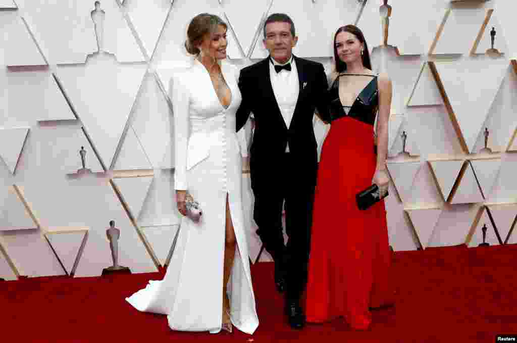 Antonio Banderas, Nicole Kimpel and Stella Banderas pose on the red carpet during the Oscars arrivals at the 92nd Academy Awards in Hollywood, Feb. 9, 2020.