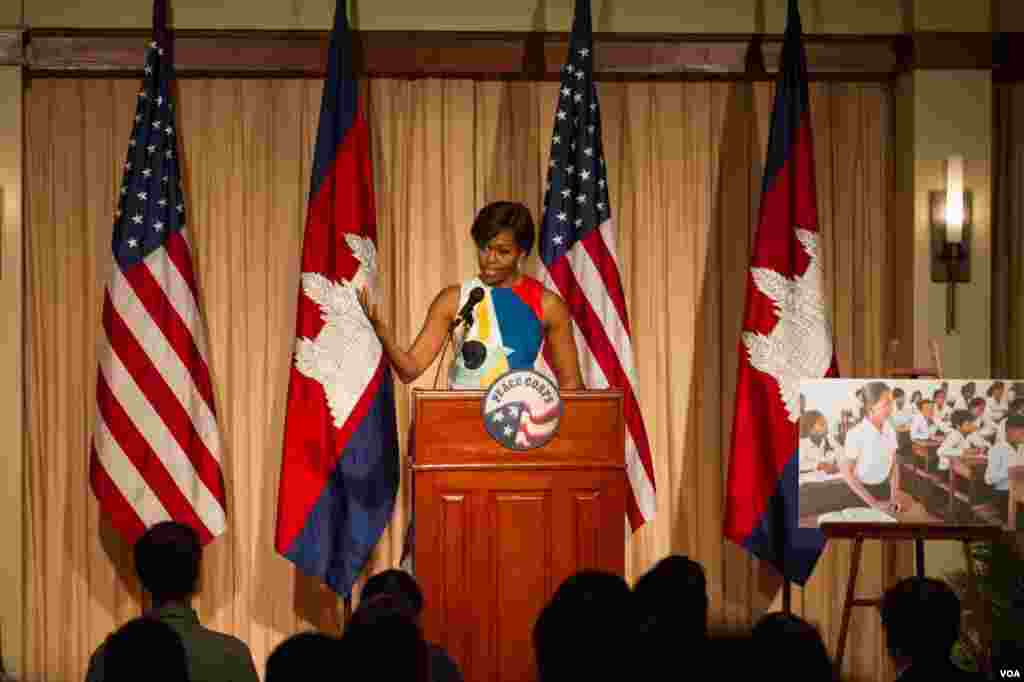 លោកស្រី Michelle Obama ថ្លែងនៅក្នុងពិធីបណ្តុះបណ្តាលនៃកម្មវិធីអ្នកធ្វើការស្ម័គ្រចិត្តរបស់រដ្ឋាភិបាលអាមេរិក Peace Corps សម្រាប់«គម្រោងផ្តល់ឱកាសឲ្យក្មេងស្រីបានសិក្សា» 'Let Girls Learn' នៅក្នុងខេត្តសៀមរាប នៅថ្ងៃសៅរ៍ទី២១ ខែមីនា ឆ្នាំ២០១៥។