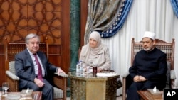 Sekjen PBB Antonio Guterres (kiri) saat bertemu dengan ulama terkemuka Mesir, Sheikh Ahmed el-Tayeb, Imam Besar Al Azhar di Kairo, Mesir, 2 April 2019.