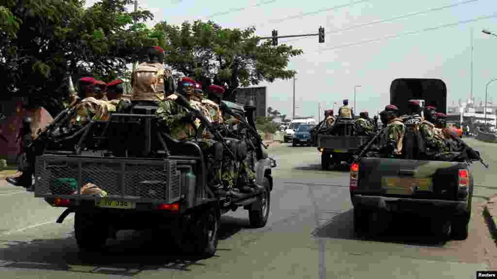 Les soldats ivoiriens patrouillent dans les rues d'Abidjan, en Côte d'Ivoire, le 18 janvier 2017.