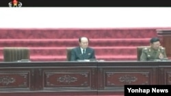 북한 김정은 국방위원회 제1위원장이 25일 열린 최고인민회의 제13기 2차회의에 불참한 것으로 확인됐다. 이날 조선중앙TV가 공개한 최고인민회의 주석단 맨 가운데 자리에는 김영남 최고인민회의 상임위원장이 앉았으며 그의 옆에는 황병서 군 총정치국장이 자리했다. 김 상임위원장의 옆 빈자리는 박봉주 내각총리의 자리다. 