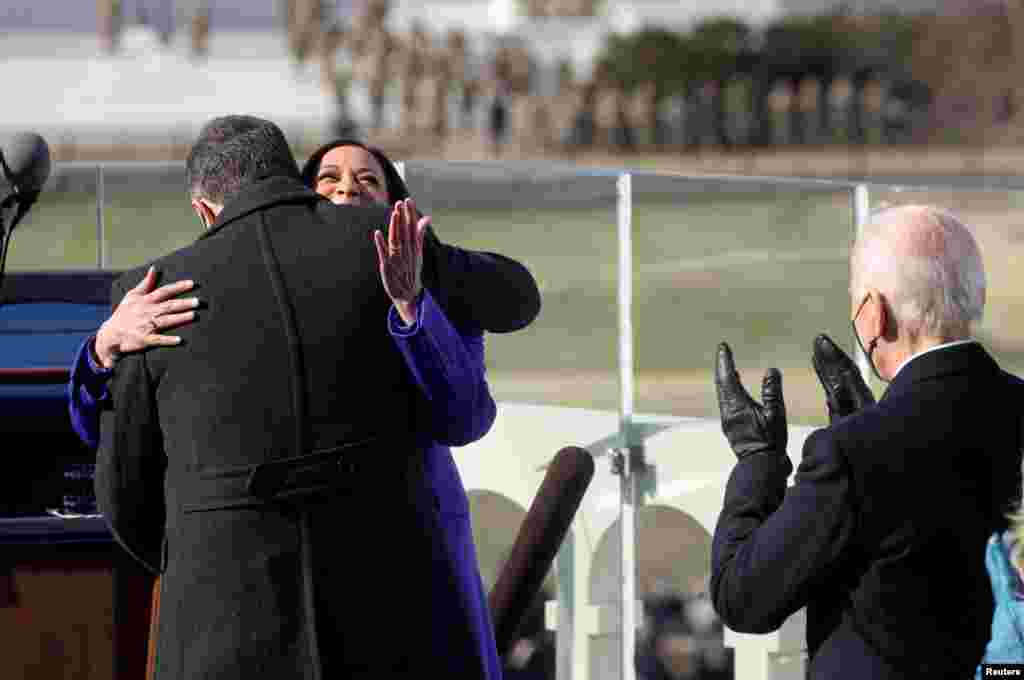 La vicepresidenta Kamala Harris abraza a su esposo Doug Emhoff después de prestar juramento durante la toma de posesión de Joe Biden en Washington, Estados Unidos, 20 de enero de 2021.