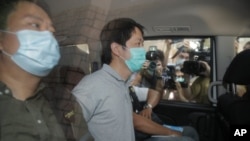 El legislador prodemocracia Ted Hui (centro), arrestado por agentes de la policía en Hong Kong, el 26 de agosto de 2020.