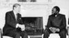 Jonas Savimbi (dir) recebido pelo Presidente americano Ronald Reagan (esq), na Casa Branca, Estados Unidos