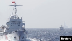中国海警船在南中国海上的中国“海洋石油981号钻井平台"附近，距离越南海岸大约210公里(资料照片)