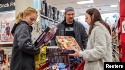 Compradores durante las ventas del Viernes Negro en Chicago, Estados Unidos, noviembre de 2022.