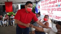 Walter Espinoza, candidato presidencial del PLC de Nicaragua saluda a sus simpatizantes al llegar a un centro de campaña el jueves 7 de octubre de 2021. Foto Houston Castillo, VOA.