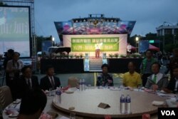 4月14日晚上为推动台湾参加2018世卫大会在台北举办的前进世界卫生大会筹款餐会现场（美国之音记者 杨明拍摄）
