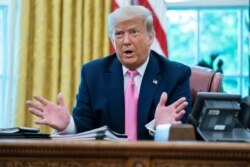 El presidente Donald Trump habla durante una reunión con el líder de la mayoría del Senado, Mitch McConnell y el líder de la minoría de la Cámara, Kevin McCarthy, de California, en la Oficina Oval de la Casa Blanca, el 20 de julio de 2020.