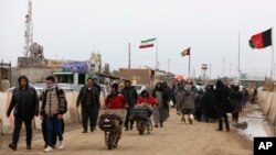 Suriya janglarida ishtirok etgan afg'onlar Eron orqali o'z vataniga qaytmoqda, Afg'oniston, 20-fevral, 2019-yil. 