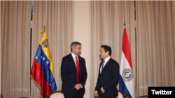 Desde su cuenta de Twitter, el embajador del gobierno encargado de  Venezuela ante Estados Unidos, Carlos Vecchio, agradeció su apoyo y publicó imágenes del encuentro.