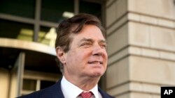លោកPaul Manafort ដែល​ជា​អតីត​ប្រធាន​យុទ្ធនាការ​រក​សំឡេងឆ្នោត​របស់លោក Trump ចាកចេគ​ពី​តុលាការ​សហព័ន្ធ​មួយ​ កាលពី​ថ្ងៃទី២ ខែវិច្ឆិកា ឆ្នាំ២០១៧។ 