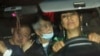 ARCHIVO - El expresidente de Perú, Alberto Fujimori, de 85 años, en el centro, junto a sus abogados y su hijo Kenji, a la izquierda, en Callao, el 6 de diciembre de 2023. Fujimori cumplía condena de 25 años por el asesinato de 25 peruanos durante su gobierno. 