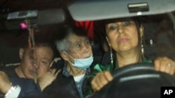 ARCHIVO - El expresidente de Perú, Alberto Fujimori, de 85 años, en el centro, es excarcelado en un vehículo junto a sus abogados y su hijo Kenji, a la izquierda, en Callao, el 6 de diciembre de 2023.