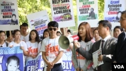 지난해 7월 워싱턴 백악관 앞에서 미주한인교회연합(KCC) 관계자들과 인턴 학생들이 탈북 난민 보호를 촉구하는 집회를 열었다. (자료사진)