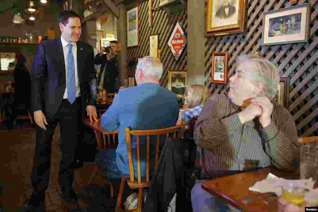 U.S. Republican presidential candidate Marco Rubio greets patrons at a restaurant in Clive, Iowa. Feb. 1, 2016.