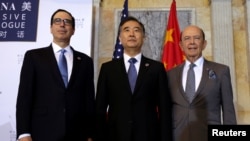美國財長努欽(左)和商務部長羅斯(右)與和中國副總理汪洋出席美中全面經濟對話 (資料圖片)