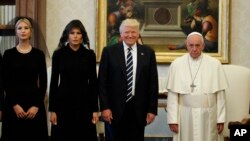 លោកស្រី Ivanka Trump និង​លោក​ប្រធានាធិបតី Donald Trump ឈរ​ជាមួយ​នឹង​សម្តេច​ប៉ាប Francis ក្នុង​កិច្ចប្រជុំ​មួយ កាលពី​ថ្ងៃទី២៤ ខែឧសភា ឆ្នាំ២០១៧។ 