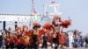 Des hommes de l'ethnie dogon dansent lors de la cérémonie de danse masquée Ogobagna à Bamako, le 1er février 2025. (Ousmane Makaveli/AFP)