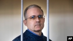 Mantan anggota Angkatan Laut AS, Paul Whelan, berdiri dibalik jeruji saat ia menunggu persidangan kasus tuduhan spionase yang disematkan kepadanya di Moskow, pada 23 Agustus 2019. (AP/Alexander Zemlianichenko)