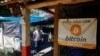 FOTO DE ARCHIVO: Personas usan Bitcoin en Playa El Zonte en Chiltiupán, El Salvador. 