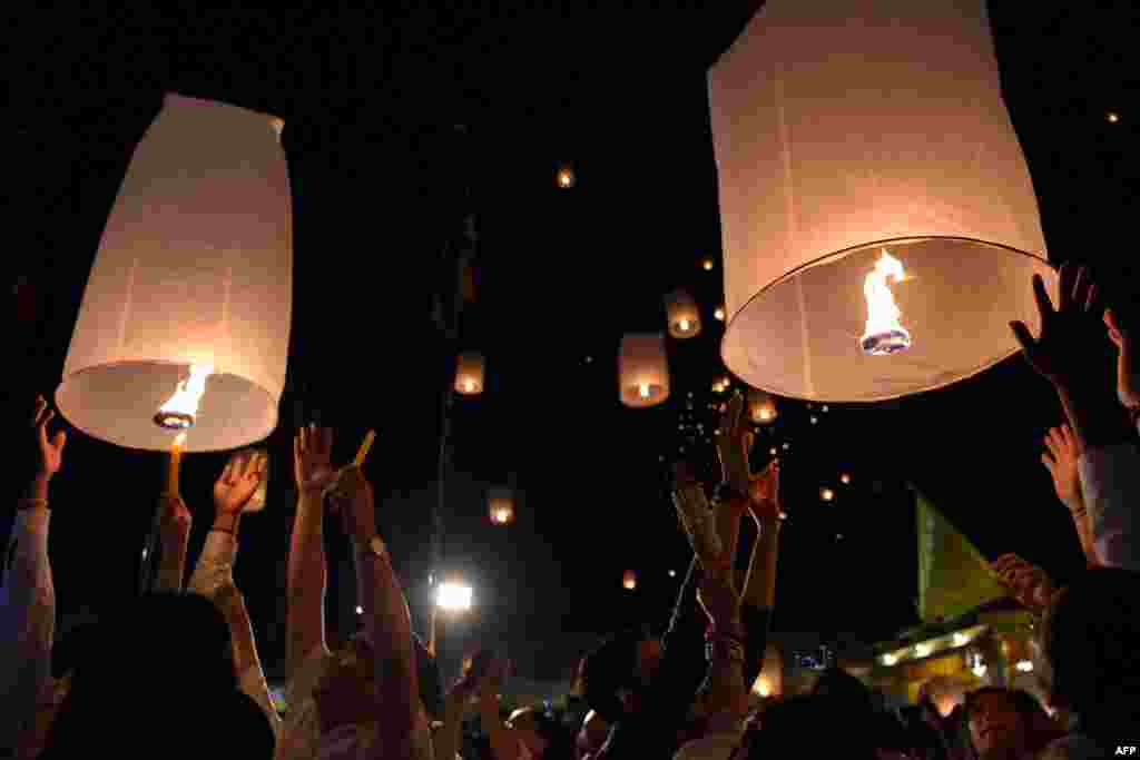 ប្រជាជនកម្ពុជាបង្ហោះគោមអំឡុងពិធីបុណ្យមាឃបូជាក្នុងរាជធានីភ្នំពេញ។