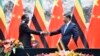 资料照片：津巴布韦总统埃默森·姆南加古瓦（左）与中国国家主席习近平（右）在人民大会堂握手。（2018年4月3日）
