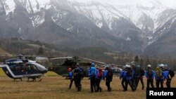 Polisi Perancis dan tim SAR Alpine berkumpul sebelum berangkat menuju lokasi jatuhnya pesawat dekat Seyne-les-Alpes, di pegunungan Alpine, Perancis (24/3). 