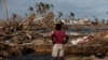En esta foto de archivo tomada el 28 de noviembre de 2020, una mujer mira la destrucción en Haulover, una comunidad a 41 km al sur de Bilwi, en la Región Autónoma del Caribe Norte, Nicaragua, el 28 de noviembre de 2020, días después del paso de Huracán Iota.