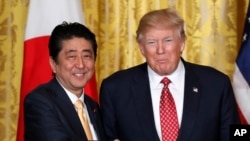 美国总统唐纳德·川普2017年2月10日（星期五）与到访的日本首相安倍晋三握手。