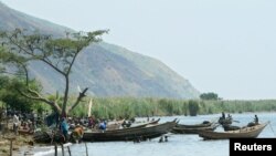 Des pêcheurs sur le Lac Albert, près du village de Kafe, en RDC, le 1 mars 2005.