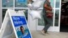 Un comprador pasa frente a un cartel que anuncia contrataciones mientras ingresa a una tienda minorista en Morton Grove, Illinois., el 21 de julio de 2021.