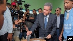 El expresidente Leonel Fernández, candidato presidencial del partido Fuerza Popular, vota durante las elecciones generales en Santo Domingo, República Dominicana, el domingo 19 de mayo de 2024.