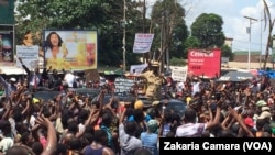 Des manifestants devant le stade du 28 Septembre à Conakry, Guinée, 2 août 2017. (VOA/Zakaria Camara)