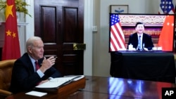 Presidenti amerikan Joe Biden në Dhomën Roosevelt të Shtëpisë së Bardhë gjatë takimit virtual me Presidentin kinez (15 nëntor 2021)