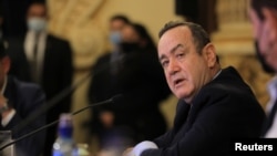 El presidente de Guatemala, Alejandro Giammattei, sostiene una reunión con alcaldes y gabinete en el Palacio Nacional de la Cultura en la Ciudad de Guatemala, el 1 de diciembre de 2021.