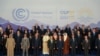 El presidente de Egipto, Abdul Fatá El Sisi (centro a la derecha), junto al secretario general de Naciones Unidas, António Guterres (centro a la izquierda), en una foto de grupo en la cumbre climática COP27 de la ONU en Sharm el Sheij, Egipto, el 7 de noviembre de 2022.