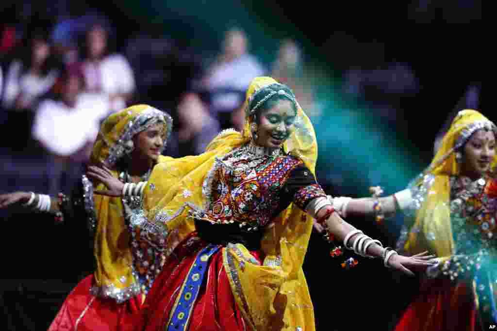 Traditional Rajasthani dancers perform during a reception by the Indian community in honor of Indian Prime Minister Narendra Modi's visit to the United States, Madison Square Garden, New York, Sept. 28, 2014.