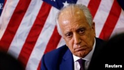ARSIP – Utusan khusus AS untuk perdamaian di Afghanistan, Zalmay Khalilzad, berbicara dengan wartawan lokal di Kedubes AS di Kabul, Afghanistan, 18 November 2018 (foto: Kedubes AS via Reuters)