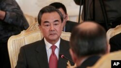 El ministro de Relaciones Exteriores de China, Wang Yi, escucha al ministro de Relaciones Exteriores de Rusia, Sergey Lavrov, a la derecha, en Moscú.