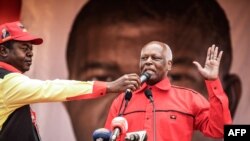 Eduardo dos Santos et Joao Lourenço, lors du rassemblement de clôture de la campagne présidentielle à Luanda, le 19 août 2017.