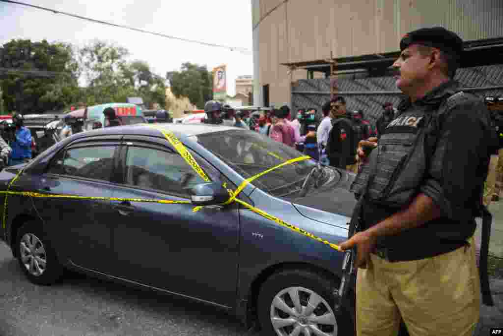 پیر کی صبح 10 بجے مسلح ملزمان نے اسٹاک ایکسچینج کے قریب پہلے دستی بم حملہ کیا جس کے بعد حملہ آوروں اور سیکیورٹی اہلکاروں میں فائرنگ کا تبادلہ شروع ہوا۔