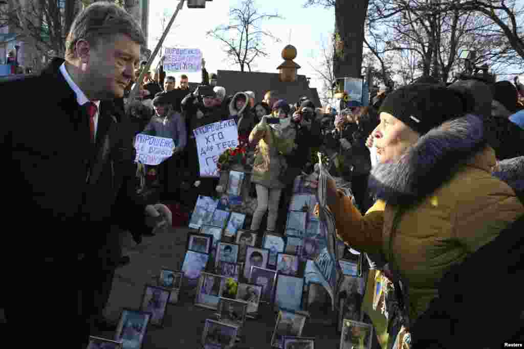 Ukraina Prezidenti Petro Poroshenko halok bo'lgan askarlar xotirasi uchun o'tkazilgan tadbirda fuqarolar bilan gaplashmoqda, Kiyev, 21-noyabr, 2014-yil.