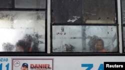 Una pancarta adhesiva en un bus promociona la nueva candidatura presidencial de Daniel Ortega, quien funge como el mandatario de Nicaragua desde enero de 2007.